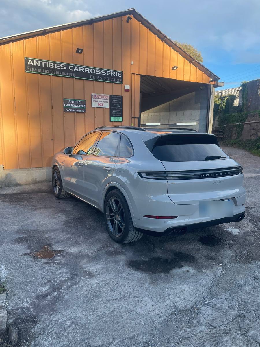 Porsche Cayenne grise devant l'atelier